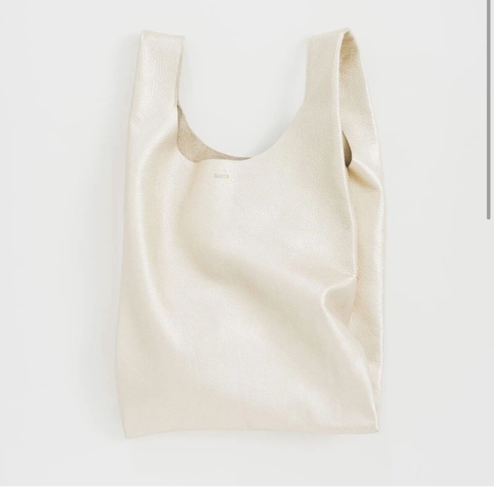 Baggu Leather Medium Baggu in Platinum